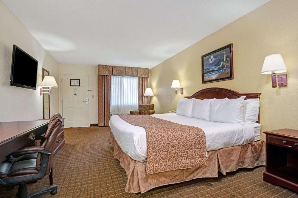 Travelodge by Wyndham Montgomery East Image 10