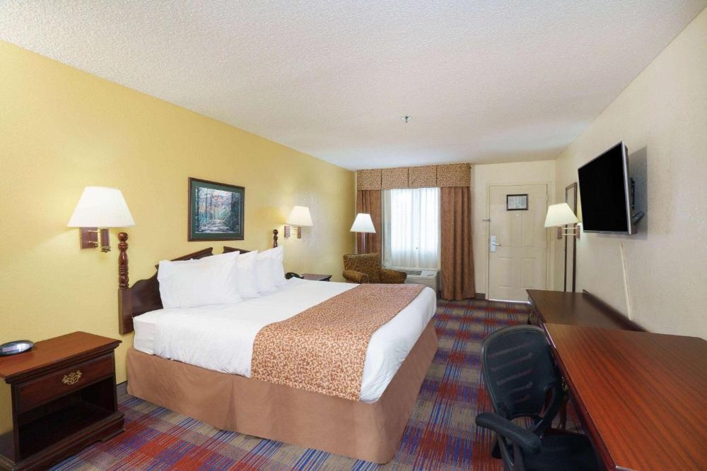 Travelodge by Wyndham Montgomery East Image 20