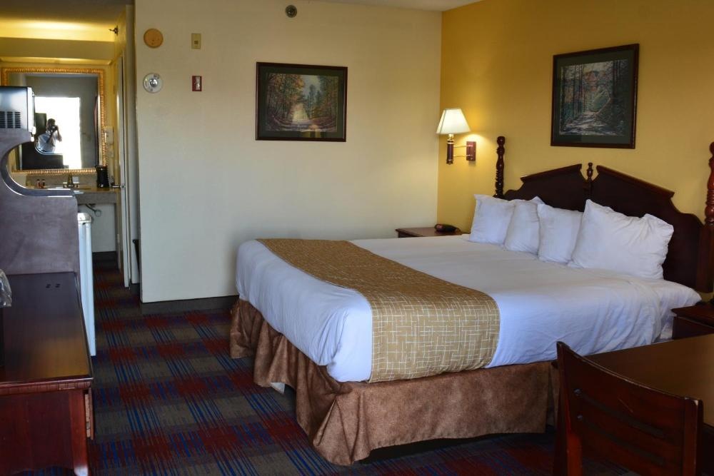 Travelodge by Wyndham Montgomery East Image 23