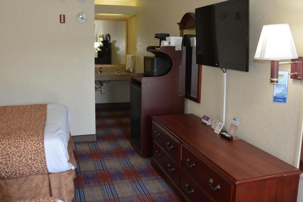 Travelodge by Wyndham Montgomery East Image 24