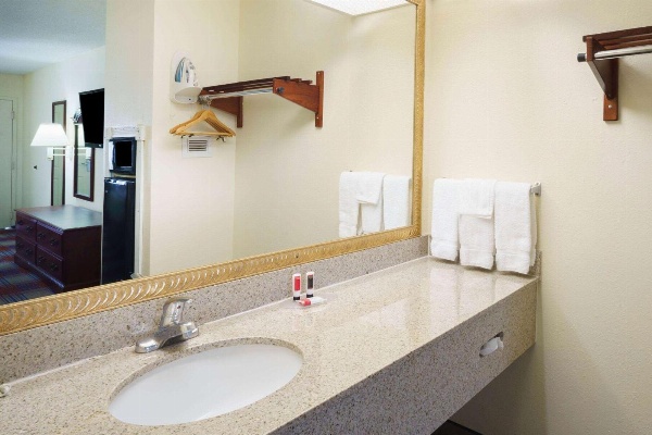 Travelodge by Wyndham Montgomery East Main image